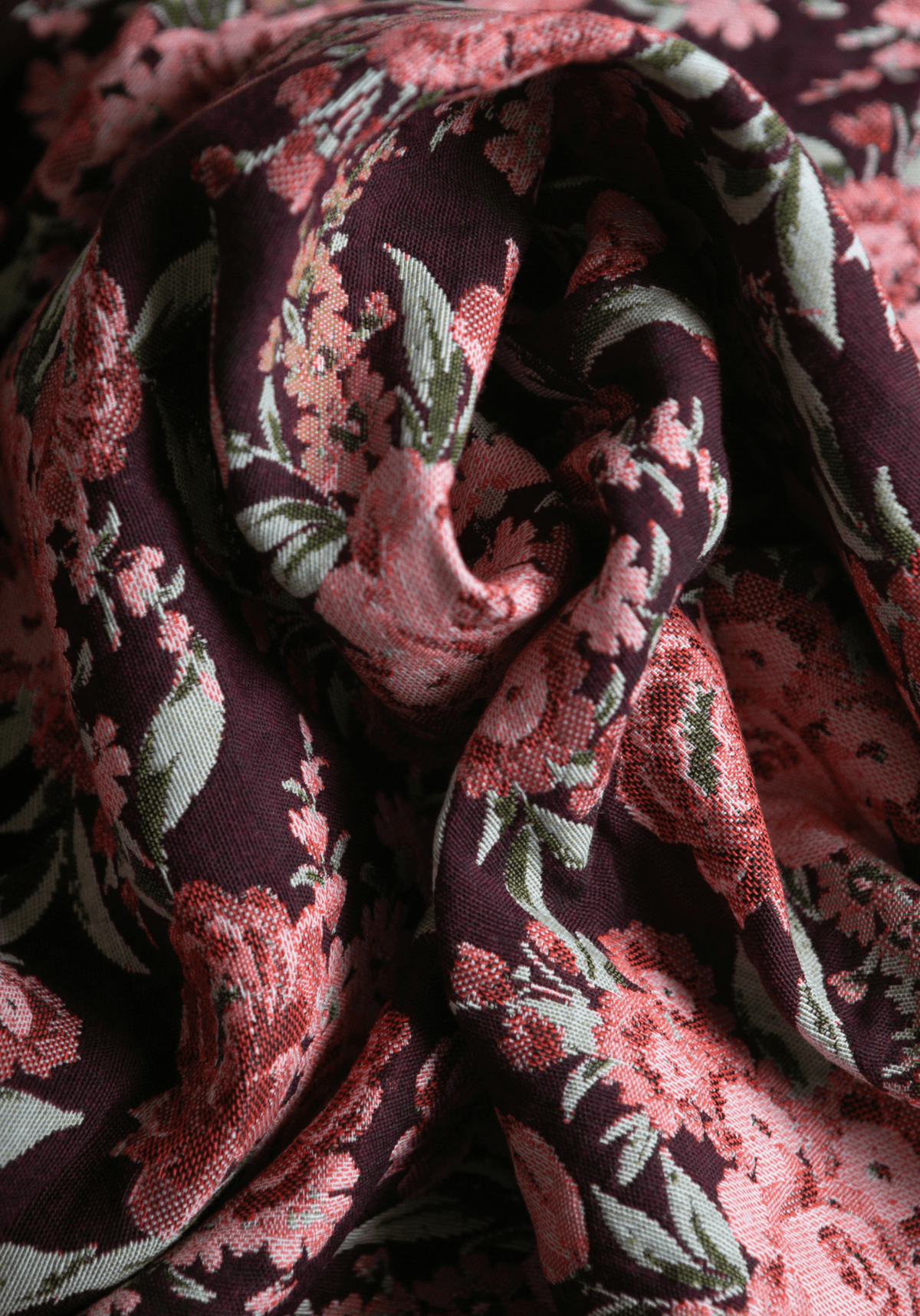 Tissu jacquard fleuri prune Deep Roses - Maison Fauve