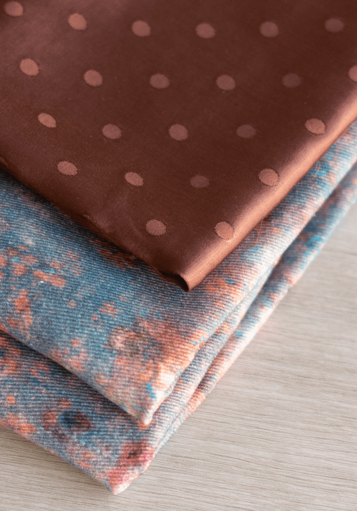 Tissu jacquard pois Lucente - Pour vêtements et doublures élégantes - Plusieurs couleurs - Maison Fauve
