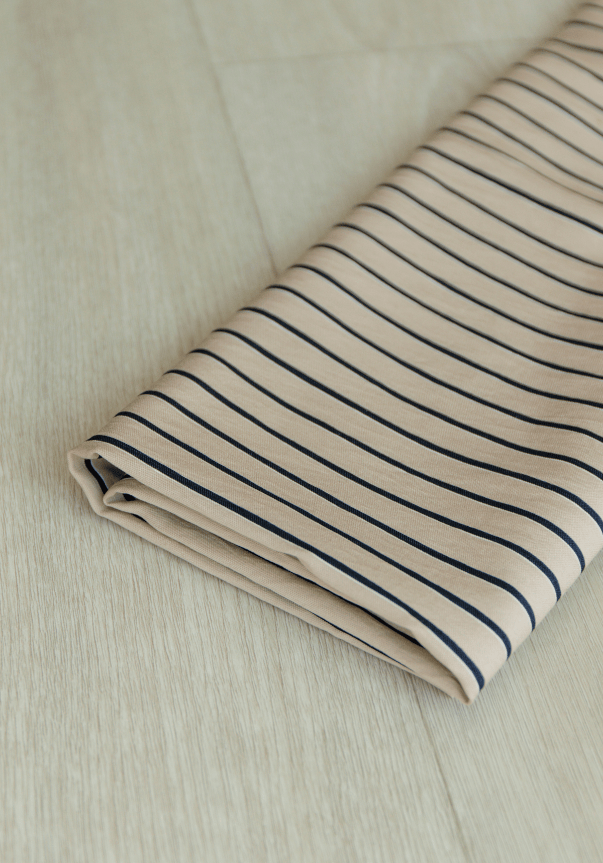 Tissu voile poly viscose à rayures Horizon – Marine / Beige & Encre - Maison Fauve