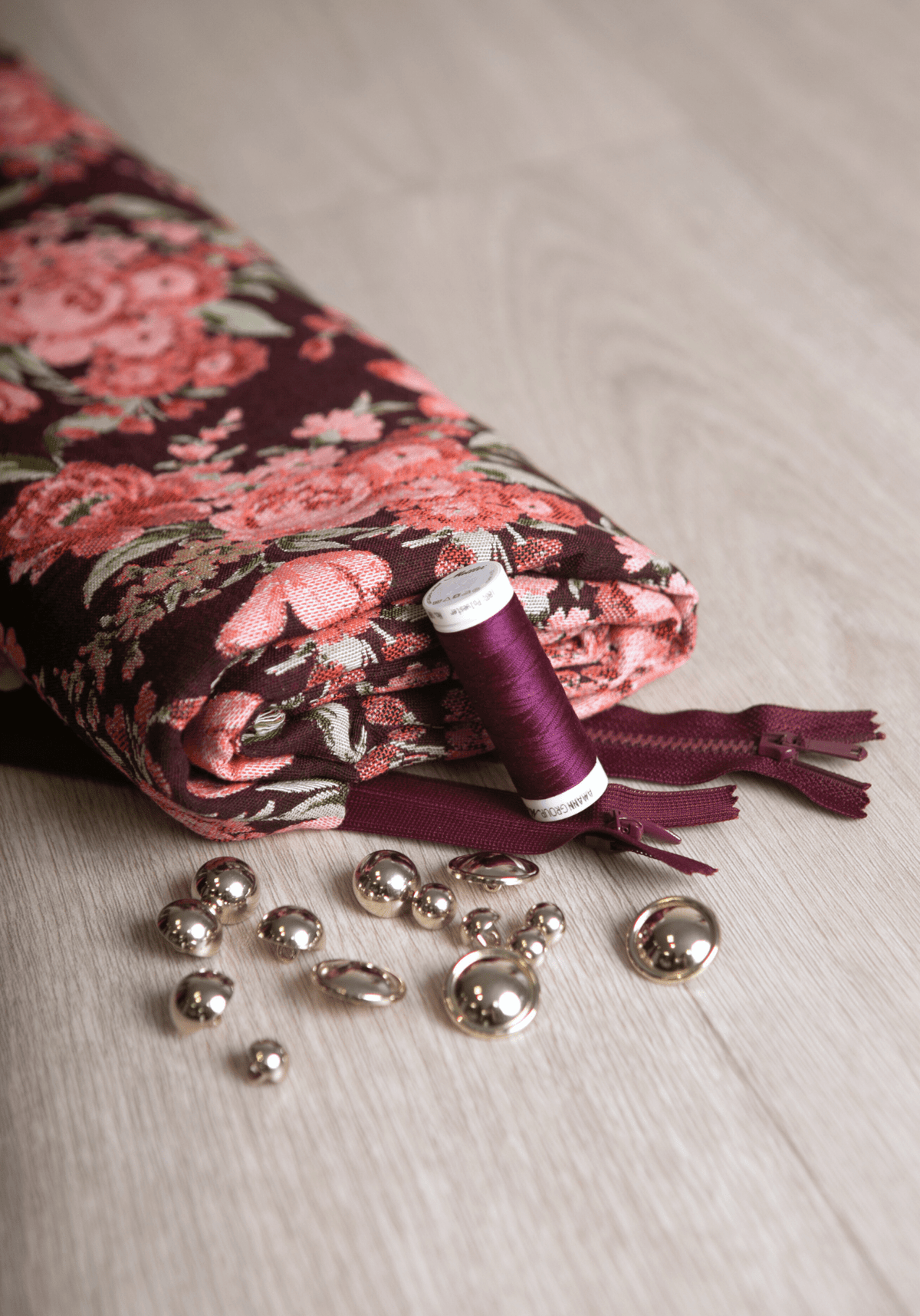 Tissu jacquard fleuri prune Deep Roses - Maison Fauve