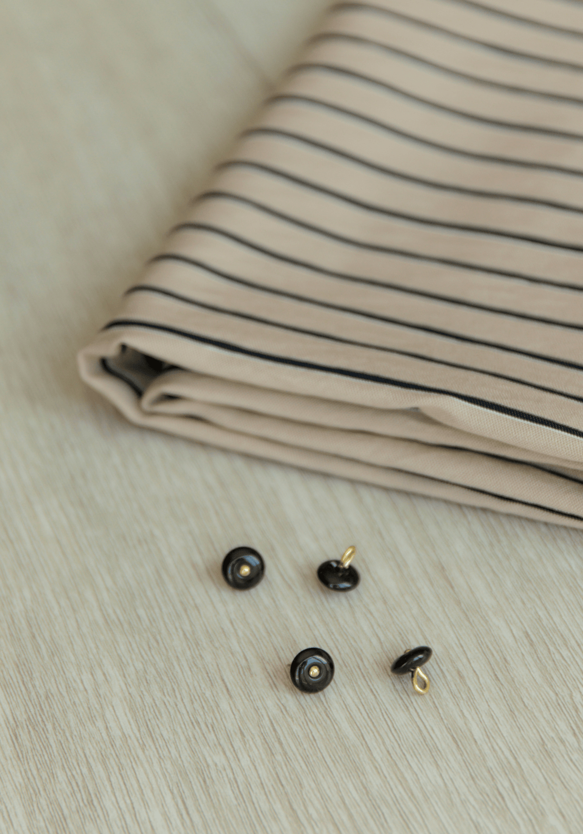 Tissu voile poly viscose à rayures Horizon – Marine / Beige & Encre - Maison Fauve